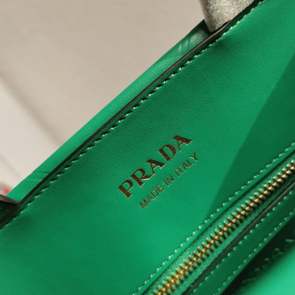 Contrefaçon petit sac Prada Symbole avec surpiqûres en vert – Image 6