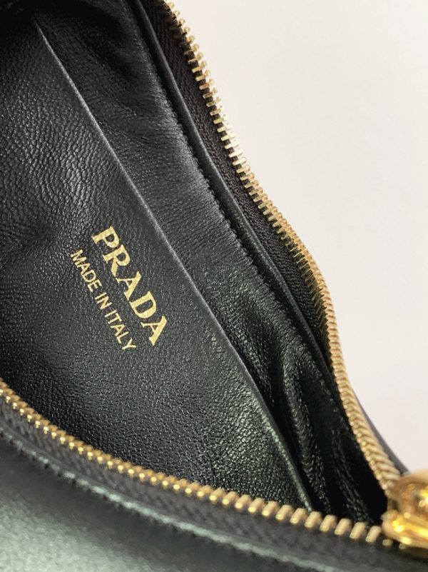 Réplique du sac Prada Arqué format épaule en noir – Image 7
