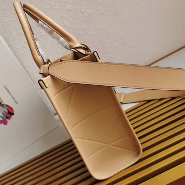 Imitation petit sac Prada Symbole avec surpiqûres en beige – Image 10