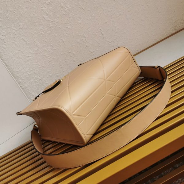 Imitation petit sac Prada Symbole avec surpiqûres en beige – Image 2