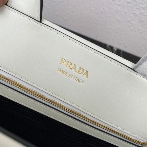 Faux sac Prada Symbole moyen modèle avec surpiqûres en blanc – Image 10