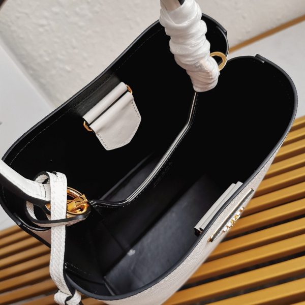 Réplique panier Prada moyen modèle en blanc – Image 6