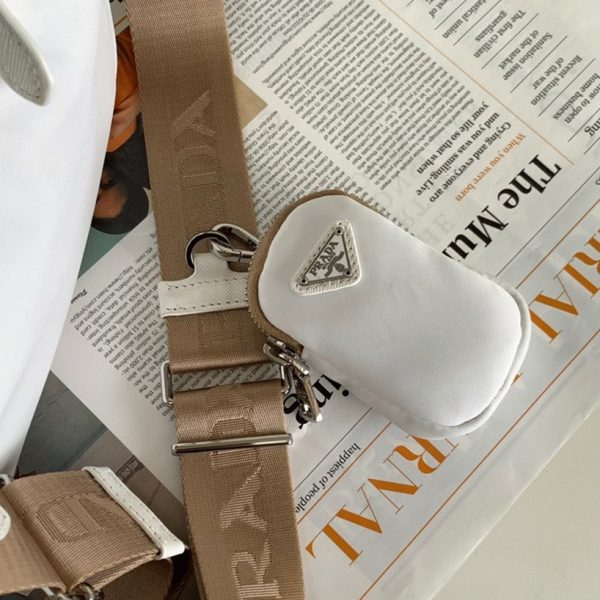 Contrefaçon sac bandoulière Prada Re-Edition en blanc – Image 4