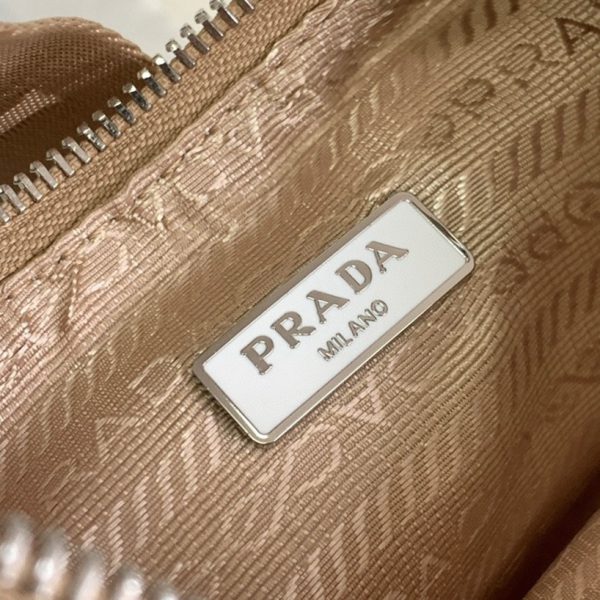 Contrefaçon sac bandoulière Prada Re-Edition en blanc – Image 3