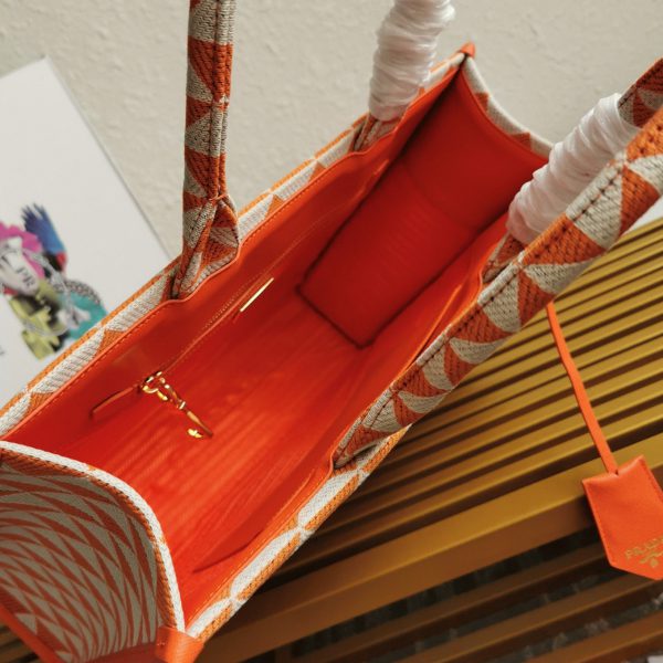 Imitation grand sac Prada Symbole en tissu jacquard orange/blanc – Image 8