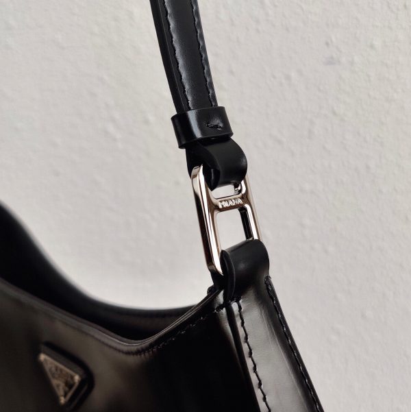 Contrefaçon sac Prada Cleo petit modèle en noir – Image 8