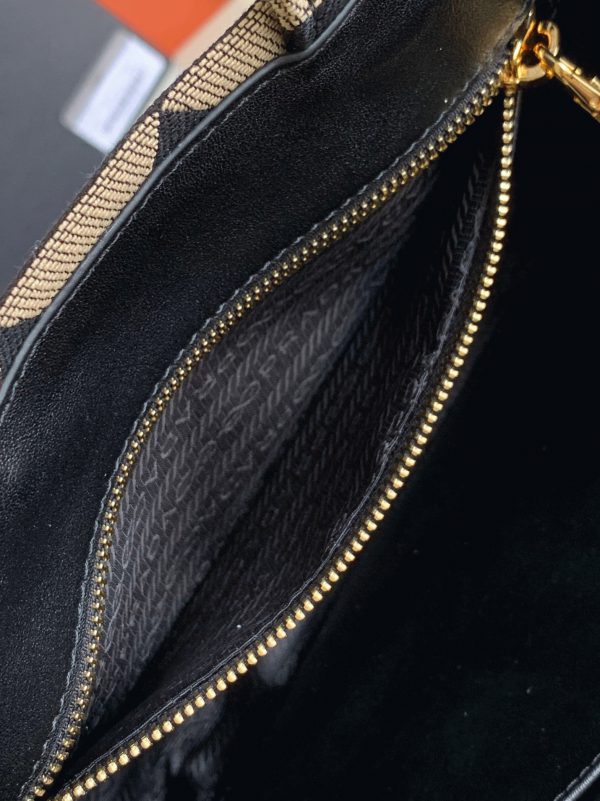 Réplique petit sac Prada Symbole en tissu jacquard noir/beige – Image 4