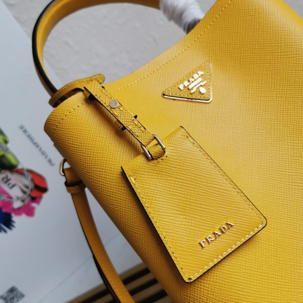 Faux panier Prada moyen modèle en jaune – Image 10