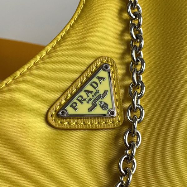 Faux sac bandoulière Prada Re-Edition en jaune – Image 10