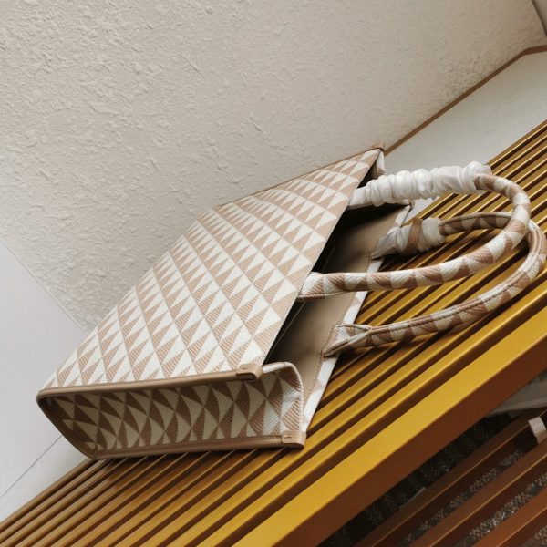 Contrefaçon grand sac Prada Symbole en tissu jacquard beige/blanc – Image 6