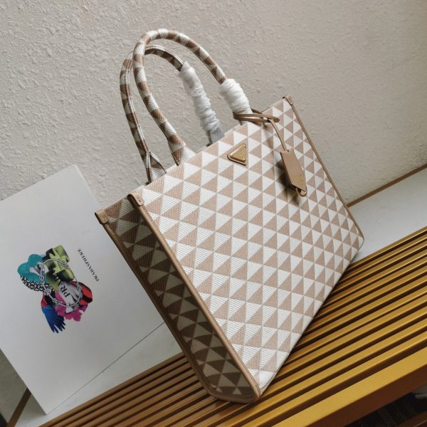 Contrefaçon grand sac Prada Symbole en tissu jacquard beige/blanc – Image 5