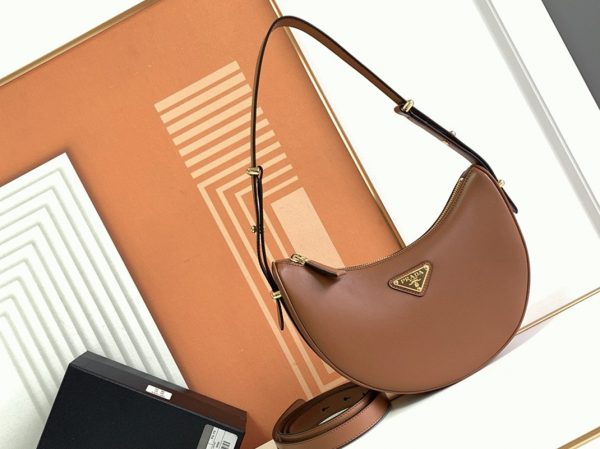 Réplique du sac Prada Arqué format épaule en marron – Image 9