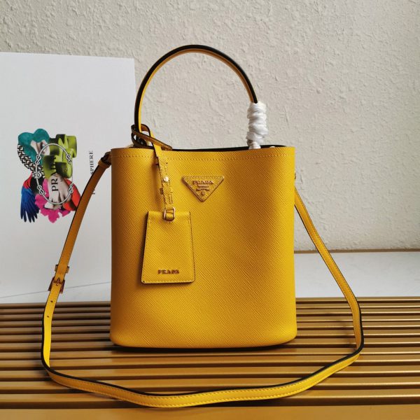 Faux panier Prada moyen modèle en jaune – Image 9