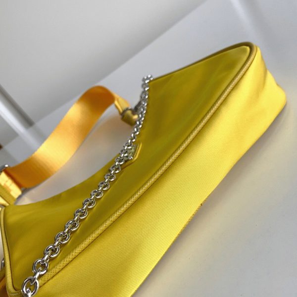 Faux sac bandoulière Prada Re-Edition en jaune – Image 9