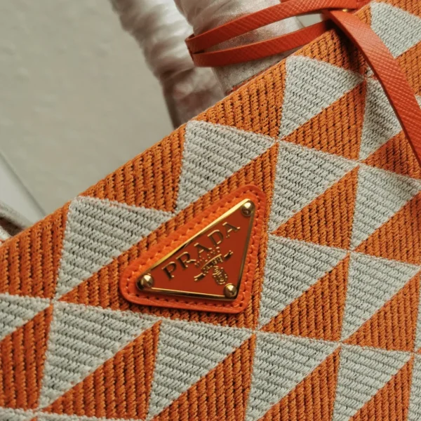 Faux petit sac Prada Symbole en tissu jacquard orange/blanc – Image 6