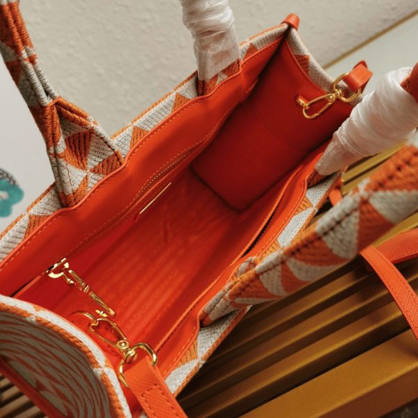 Faux petit sac Prada Symbole en tissu jacquard orange/blanc – Image 5