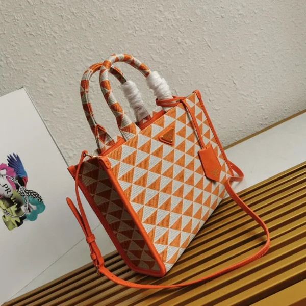 Faux petit sac Prada Symbole en tissu jacquard orange/blanc – Image 4