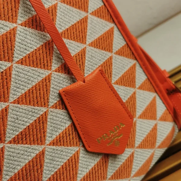 Faux petit sac Prada Symbole en tissu jacquard orange/blanc – Image 2