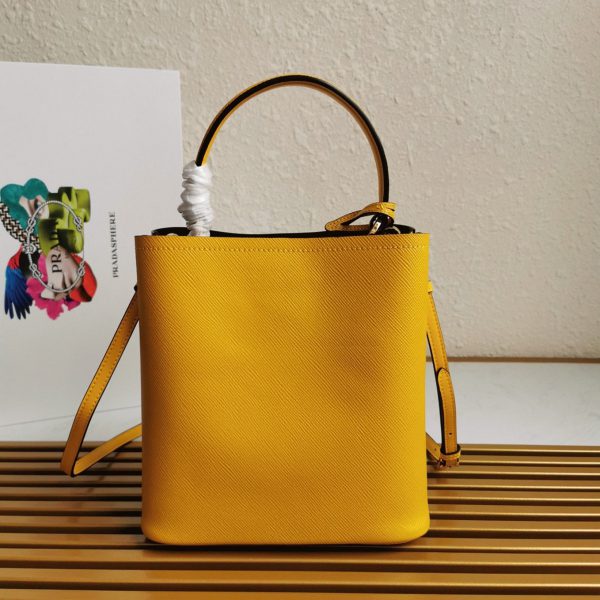 Faux panier Prada moyen modèle en jaune – Image 8