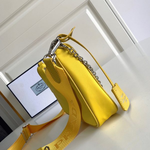 Faux sac bandoulière Prada Re-Edition en jaune – Image 7