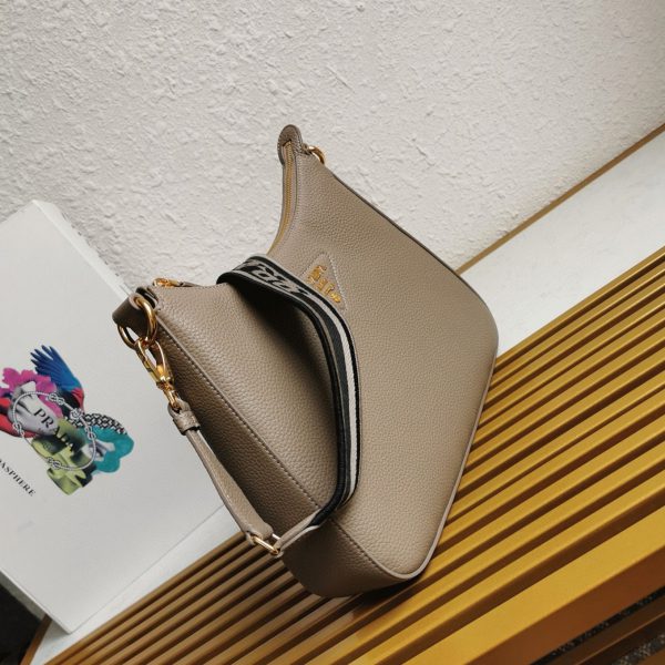 Faux sac bandoulière Prada en gris – Image 8