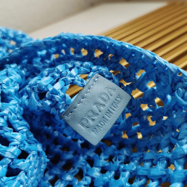 Grand cabas Prada en raphia tressé bleu – Image 9