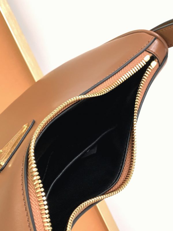 Réplique du sac Prada Arqué format épaule en marron – Image 6