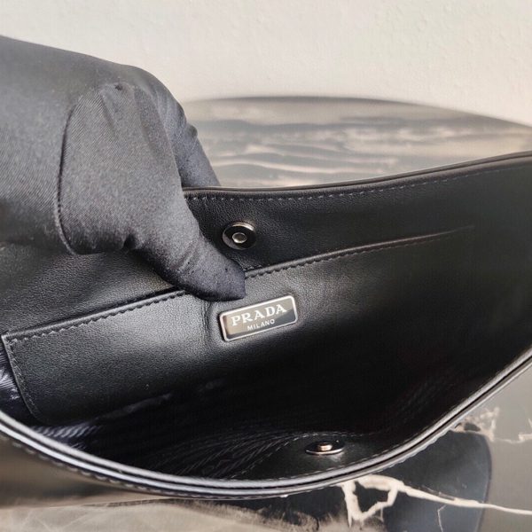 Contrefaçon sac Prada Cleo petit modèle en noir – Image 3