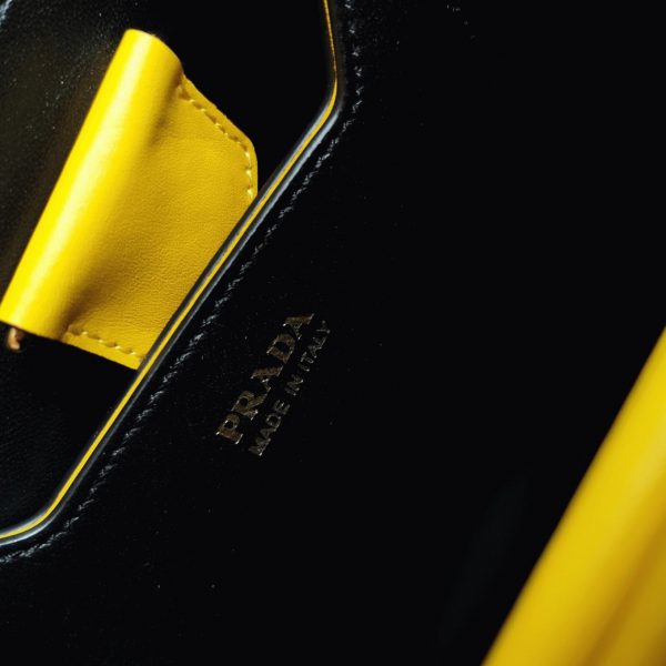 Faux panier Prada moyen modèle en jaune – Image 6
