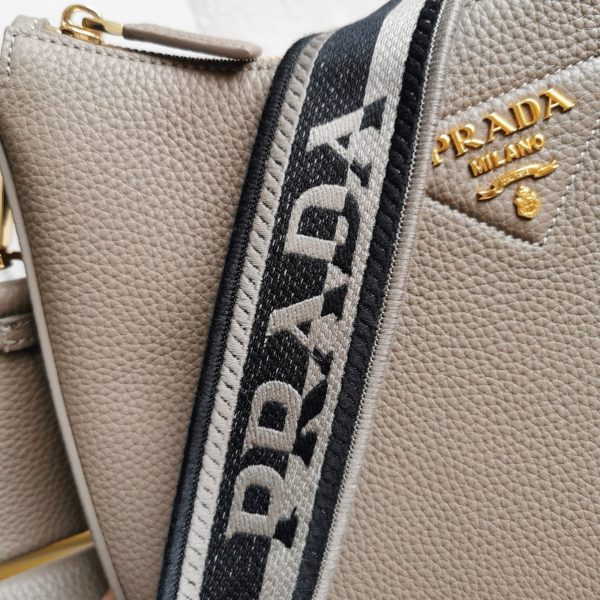 Faux sac bandoulière Prada en gris – Image 6