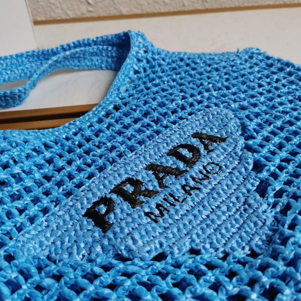 Grand cabas Prada en raphia tressé bleu – Image 2