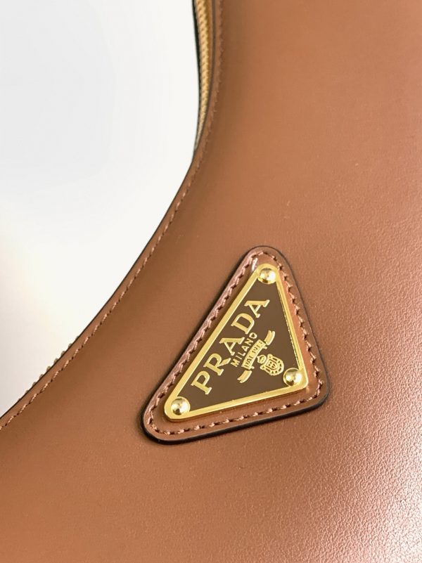 Réplique du sac Prada Arqué format épaule en marron – Image 5