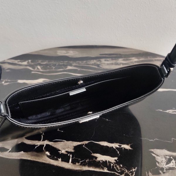 Contrefaçon sac Prada Cleo petit modèle en noir – Image 2