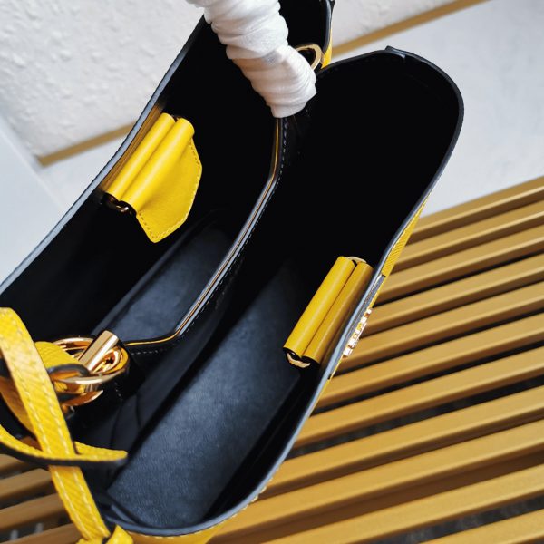 Faux panier Prada moyen modèle en jaune – Image 5