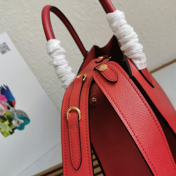 Réplique sac Prada Monochrome moyen modèle en rouge – Image 4