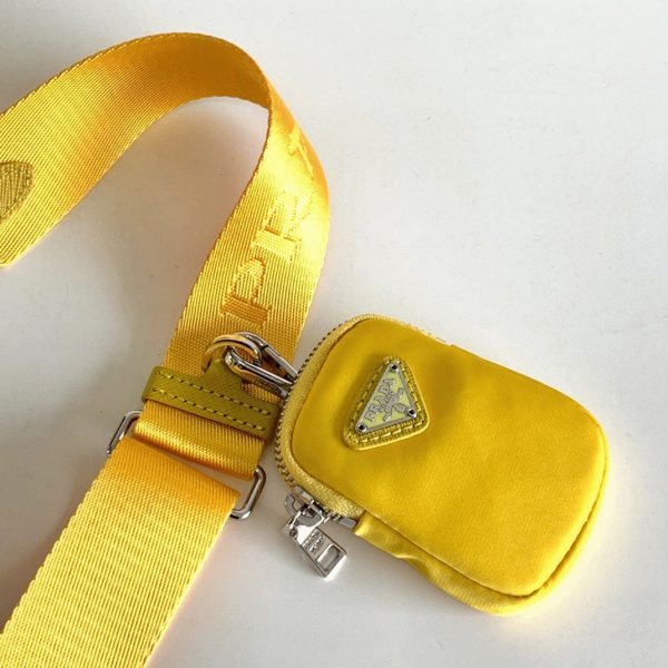 Faux sac bandoulière Prada Re-Edition en jaune – Image 5