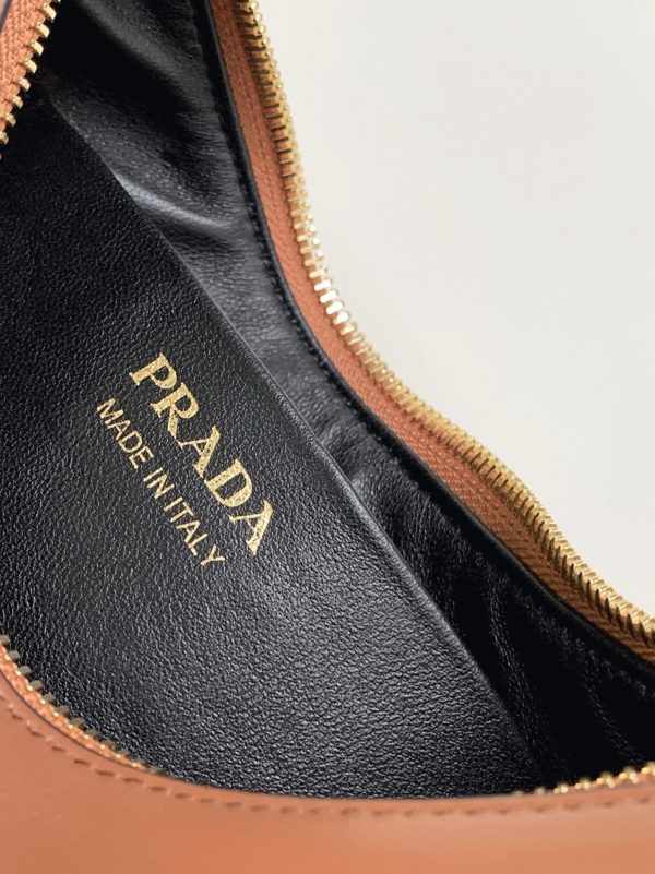 Réplique du sac Prada Arqué format épaule en marron – Image 4