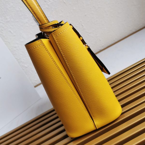Faux panier Prada moyen modèle en jaune – Image 4