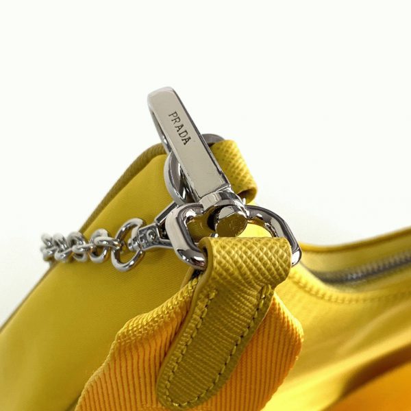 Faux sac bandoulière Prada Re-Edition en jaune – Image 4