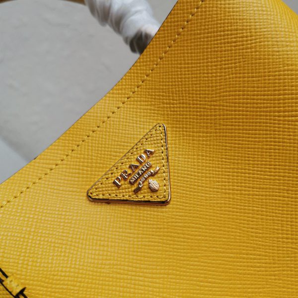 Faux panier Prada moyen modèle en jaune – Image 3
