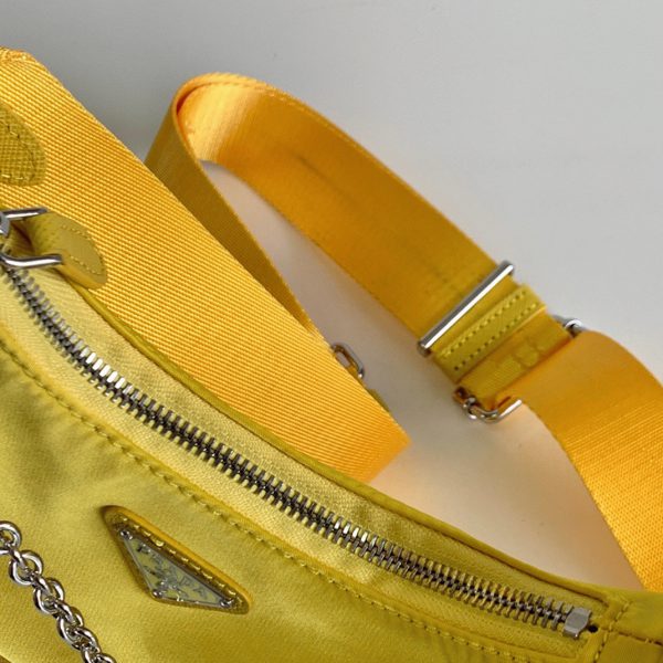 Faux sac bandoulière Prada Re-Edition en jaune – Image 3