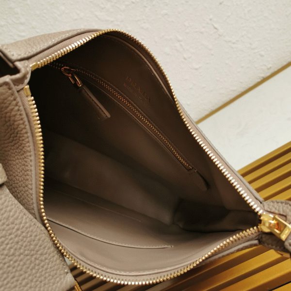 Faux sac bandoulière Prada en gris – Image 3