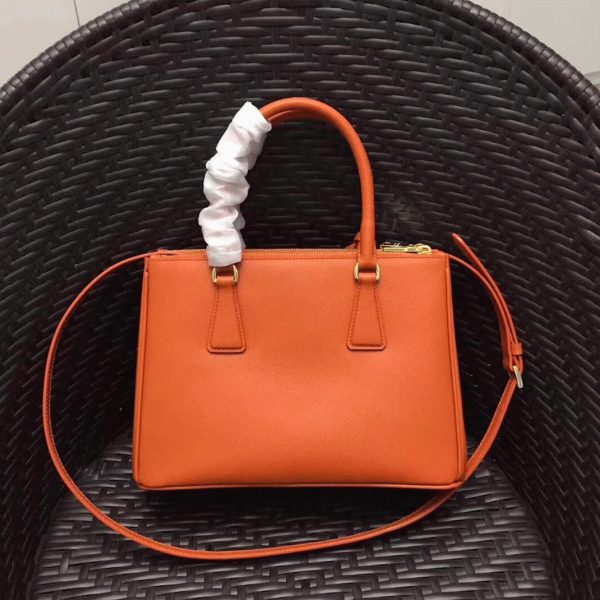 Contrefaçon du sac Prada Galleria moyen format en orange – Image 7