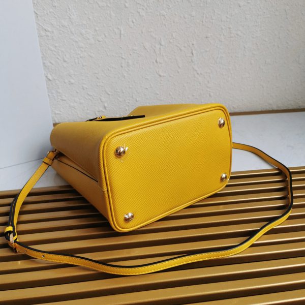 Faux panier Prada moyen modèle en jaune – Image 2