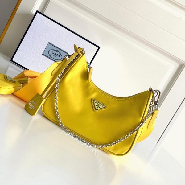 Faux sac bandoulière Prada Re-Edition en jaune – Image 2