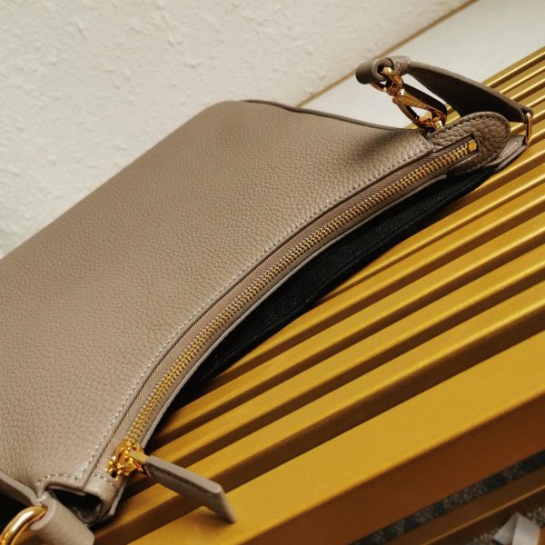 Faux sac bandoulière Prada en gris – Image 2