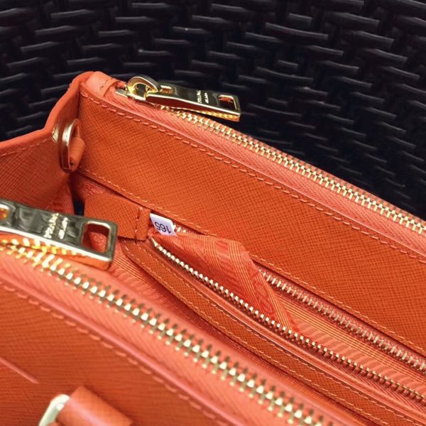 Contrefaçon du sac Prada Galleria moyen format en orange – Image 5