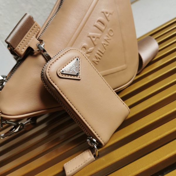 Imitation sac bandoulière Prada Triangle en beige – Image 10