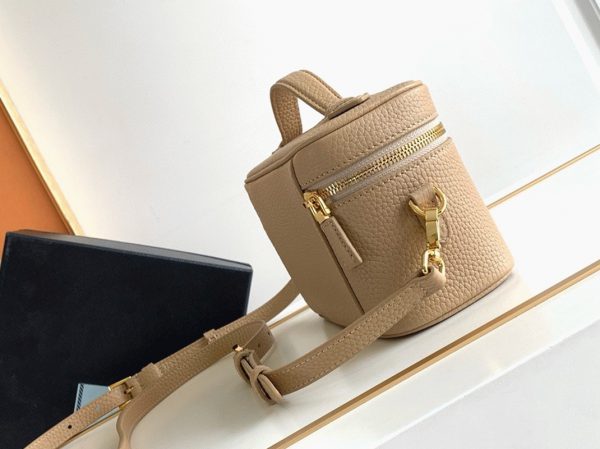 Faux mini vanity Prada en beige sable – Image 9