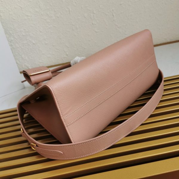 Meilleure réplique sac Prada Monochrome moyen modèle en nude – Image 8